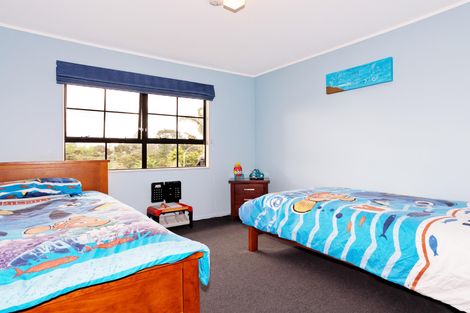 Photo of property in 5 Stockton Place, Glendene, Auckland, 0602