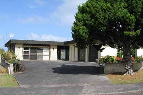 Photo of property in 15 Tanoa Place, Glendene, Auckland, 0602