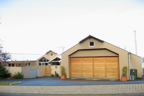 Photo of property in 5 Vancouver Drive, Queenstown, 9300