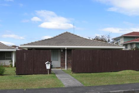 Photo of property in 1 Longbill Place, Glendene, Auckland, 0602