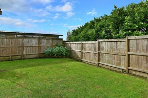 Photo of property in 3/100 Royal Road, Massey, Auckland, 0614