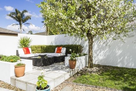 Photo of property in 15 Courtneys, West Harbour, Auckland, 0618