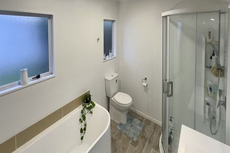 Photo of property in 2/5 Woodall Place, Totara Vale, Auckland, 0627