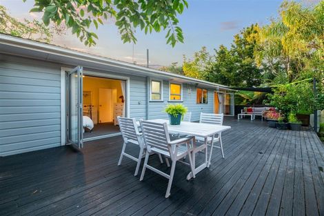 Photo of property in 96 Millbrook Road, Sunnyvale, Auckland, 0612
