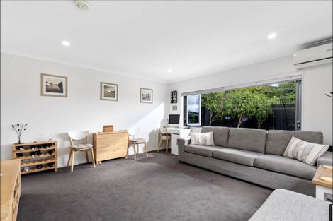 Photo of property in 70 Rising Parade, Fairview Heights, Auckland, 0632