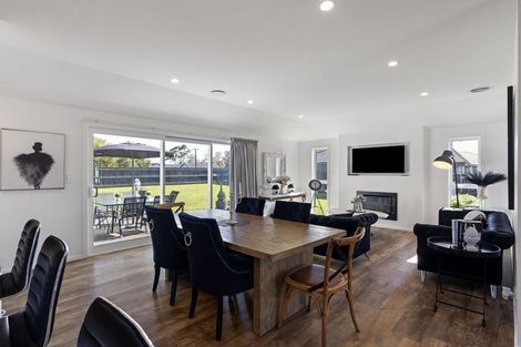 Photo of property in 111 Johnstone Drive, Fitzherbert, Palmerston North, 4410