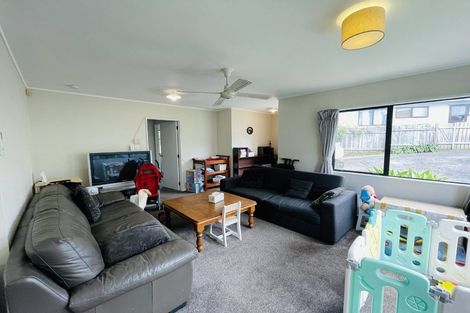 Photo of property in 10a Elizabeth Drive, West Harbour, Auckland, 0618
