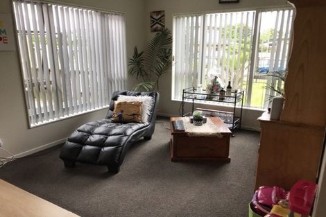 Photo of property in 24 Midhurst Avenue, Henderson, Auckland, 0612