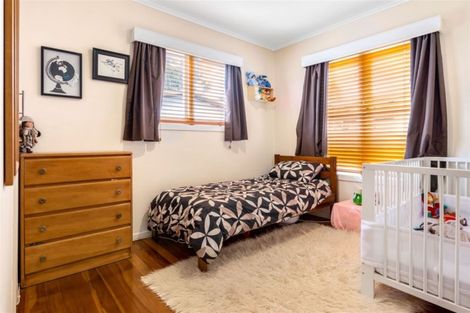 Photo of property in 17 Albert Road, Kelston, Auckland, 0602