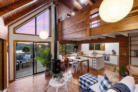 Photo of property in 4 Hillside Crescent, Leigh, 0985