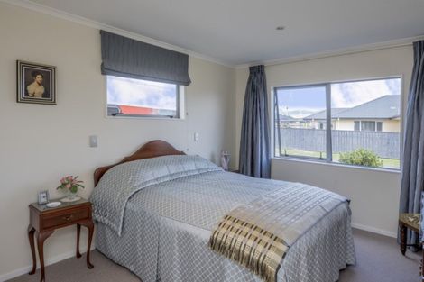 Photo of property in 16 Barry Curtis Place, Levin, 5510