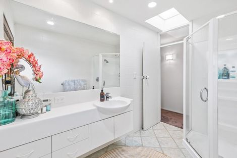 Photo of property in 1/2 Rothesay Bay Road, Rothesay Bay, Auckland, 0630