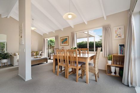 Photo of property in 6 Graven Court, Henderson, Auckland, 0612