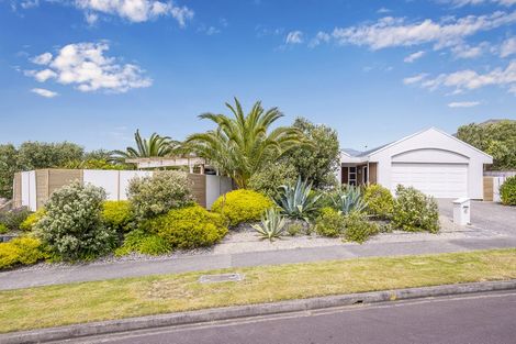 Photo of property in 43 Quadrant Heights, Paraparaumu, 5032