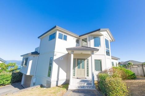 Photo of property in 42 Dress Circle, Newlands, Wellington, 6037