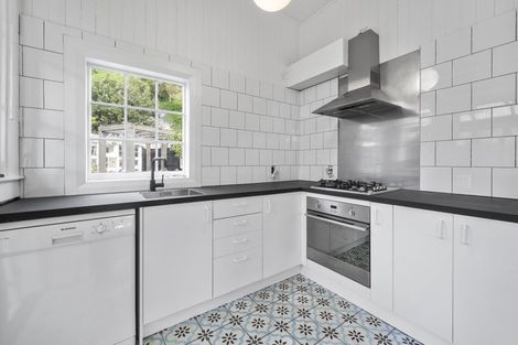 Photo of property in 127 Muritai Road, Eastbourne, Lower Hutt, 5013