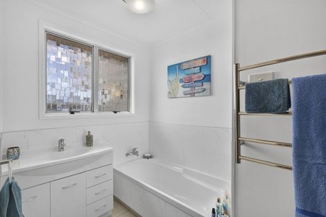 Photo of property in 100 Riversdale Drive, Merrilands, New Plymouth, 4312