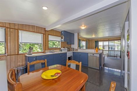 Photo of property in 25 Waiora Road, Stanmore Bay, Whangaparaoa, 0932