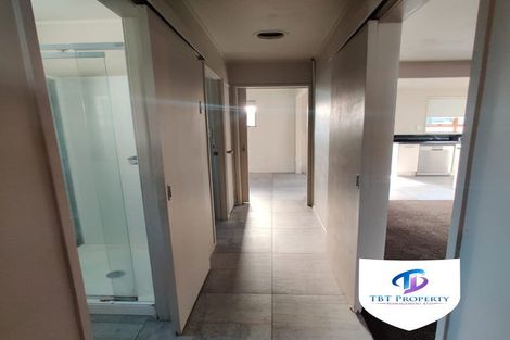 Photo of property in 2/41 Challen Close, Conifer Grove, Takanini, 2112