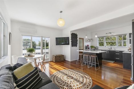 Photo of property in 1/300 Glenfield Road, Glenfield, Auckland, 0629