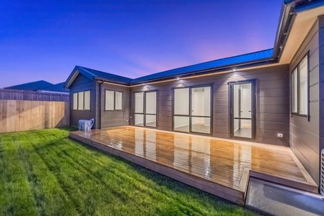 Photo of property in 15 Mcindoe Road, Kumeu, 0810
