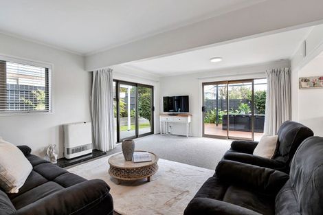 Photo of property in 11 Leatham Avenue, Strandon, New Plymouth, 4312