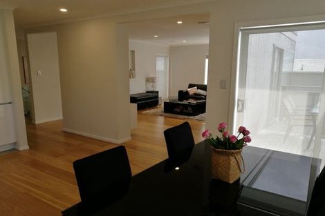 Photo of property in 2/598 Beach Road, Rothesay Bay, Auckland, 0630