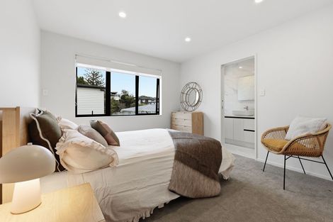Photo of property in 2/2 Chapman Road, Te Atatu Peninsula, Auckland, 0610