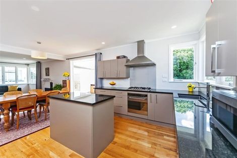 Photo of property in 6 Maunder Place, New Lynn, Auckland, 0600