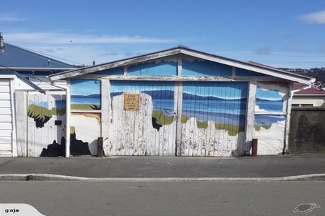 Photo of property in 14 Hawker Street, Mount Victoria, Wellington, 6011