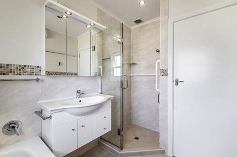 Photo of property in 13 Windsor Place, Windsor Park, Auckland, 0630