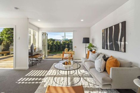 Photo of property in 25 Holland Avenue, Point England, Auckland, 1072