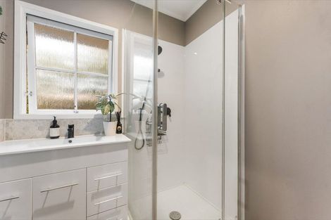 Photo of property in 2/220 East Coast Road, Forrest Hill, Auckland, 0620