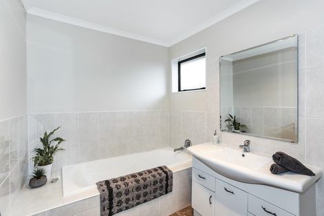 Photo of property in 11 Ina Ville Drive, Pukekohe, 2120