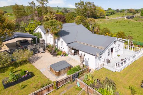 Photo of property in 1033 Masterton Castlepoint Road, Tauweru, Masterton, 5889