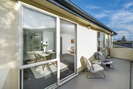 Photo of property in 2/42 Holland Road, Hillcrest, Auckland, 0627