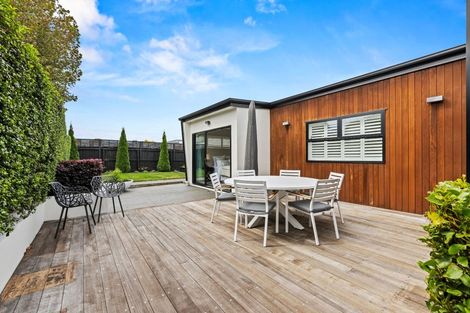 Photo of property in 15 Saint Andrews Square, Strowan, Christchurch, 8052