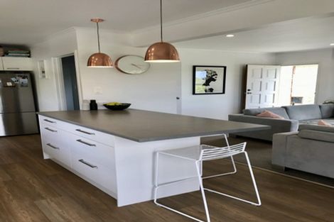 Photo of property in 1/54 Ayton Drive, Totara Vale, Auckland, 0629