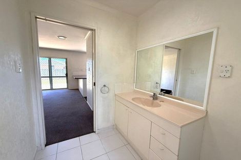 Photo of property in 22 Matilda Place, Weymouth, Auckland, 2103