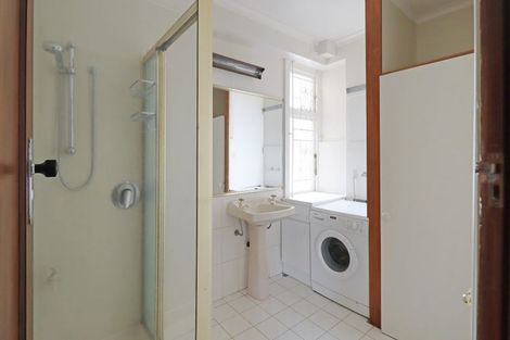 Photo of property in Sunhaven Flats, 262 Oriental Parade, Oriental Bay, Wellington, 6011