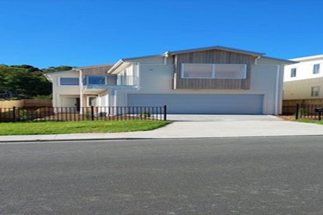 Photo of property in 1c Taupiko Place, Green Bay, Auckland, 0604