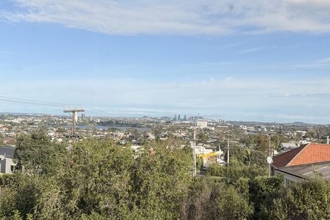 Photo of property in 1/166 East Coast Road, Forrest Hill, Auckland, 0620