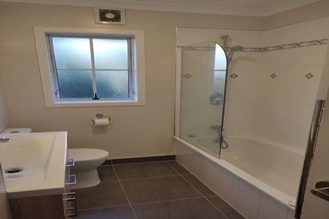Photo of property in 28 Ocean View Road, Northcote, Auckland, 0627