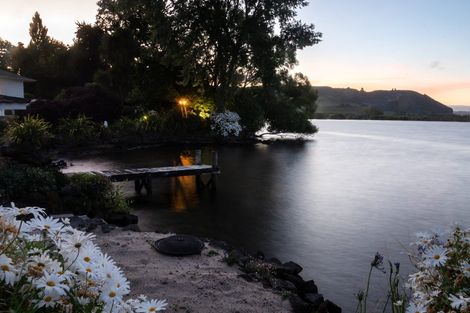 Photo of property in 15 Manahi Avenue, Kawaha Point, Rotorua, 3010