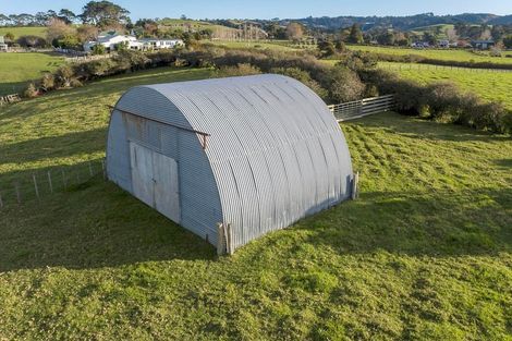 Photo of property in 290 Waitakere Road, Taupaki, 0782