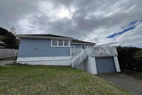 Photo of property in 5 Wakefield Terrace, Tawa, Wellington, 5028