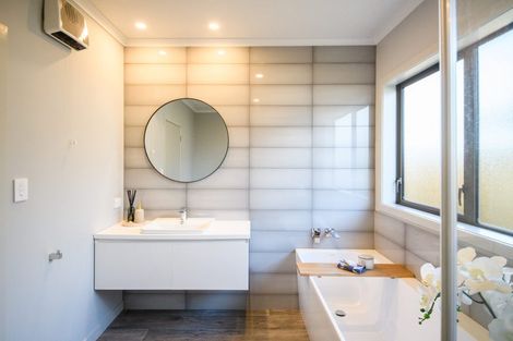 Photo of property in 10 Mediterranean Grove, Fitzherbert, Palmerston North, 4410