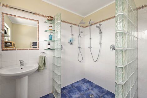 Photo of property in 1 Waterview Place, Haruru, 0204