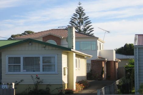 Photo of property in 1/124 Chivalry Road, Glenfield, Auckland, 0629