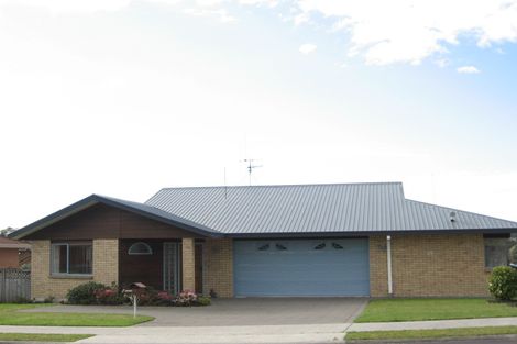 Photo of property in 25 Meadowviews Drive, Welcome Bay, Tauranga, 3112